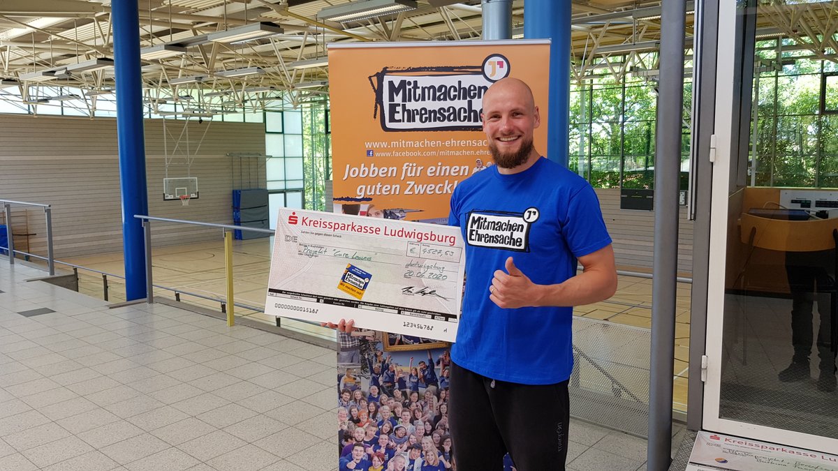 MHP_RIESEN's tweet photo. Gemeinschaftliche Arbeit zahlt sich, nicht nur aktuell, aus: Chris #vonFintel, Schirmherr von "Mitmachen Ehrensache", hält die Hälfte des herausragenden Ergebnisses der Schülerinnen und Schüler aus dem Landkreis Ludwigsburg in der Hand: 9️⃣.0️⃣5️⃣5️⃣,2️⃣6️⃣ Euro für soziale Projekte. https://t.co/SVMB26ocbh