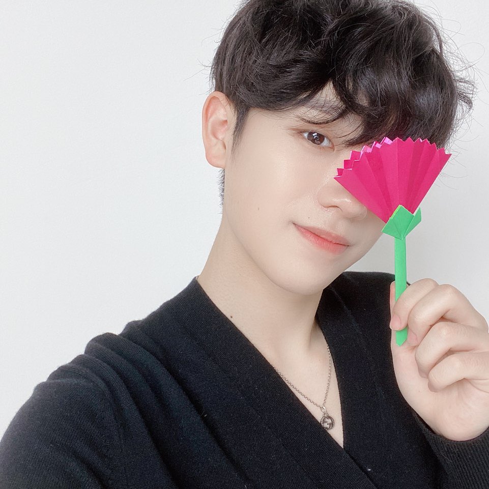 OfficialC9ent's tweet photo. [#금동현]
어버이날을 맞이해서 곱게 색종이로 카네이션을 만들어봤어요🥰

바쁜 일상 속 오늘만큼은 가족들과 함께 시간을 보내보세요🙇🏻‍♀️

#KEUMDONGHYUN https://t.co/VkJwZEyMcQ