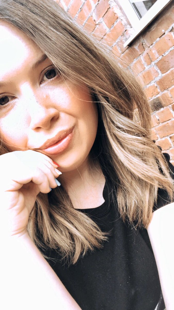 Mhysa23's tweet photo. Did my hair today and a little bit of makeup, trying to feel a bit more me ✌🏼 #IsolationSelfie https://t.co/nUi2uC4ezP