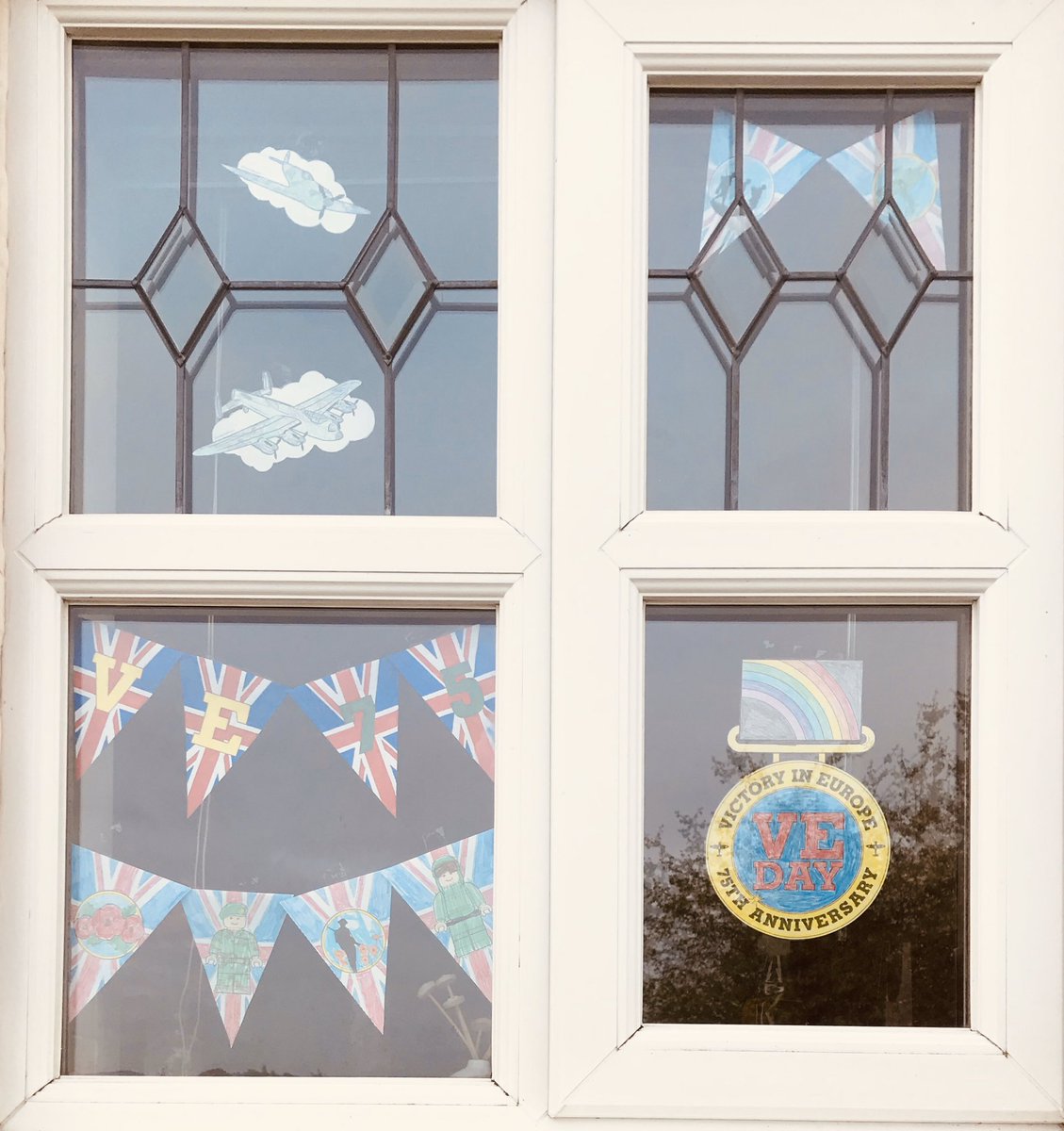 KayLinaker's tweet photo. Joint effort on the decorations #virtualveparty @KingsfieldSch https://t.co/15b8wusqmu