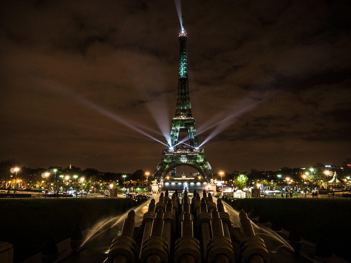 ONU_France's tweet photo. Rendons hommage à l'artiste avant-gardiste et engagée,
@NazihaMestaoui qui nous a quittés. Elle avait transformé la tour Eiffel en une forêt verte virtuelle éclatante de lumière à la veille de la #COP21.
#1Heart1Tree
En savoir plus👉https://t.co/AmCF9pcspe
📸Yann Caradec https://t.co/AglqCPPwHY