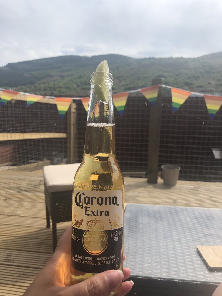 NatashaRoach09's tweet photo. Cheers 🍻 #Corona #withlime #LifesGood https://t.co/wDXKEjEFuF