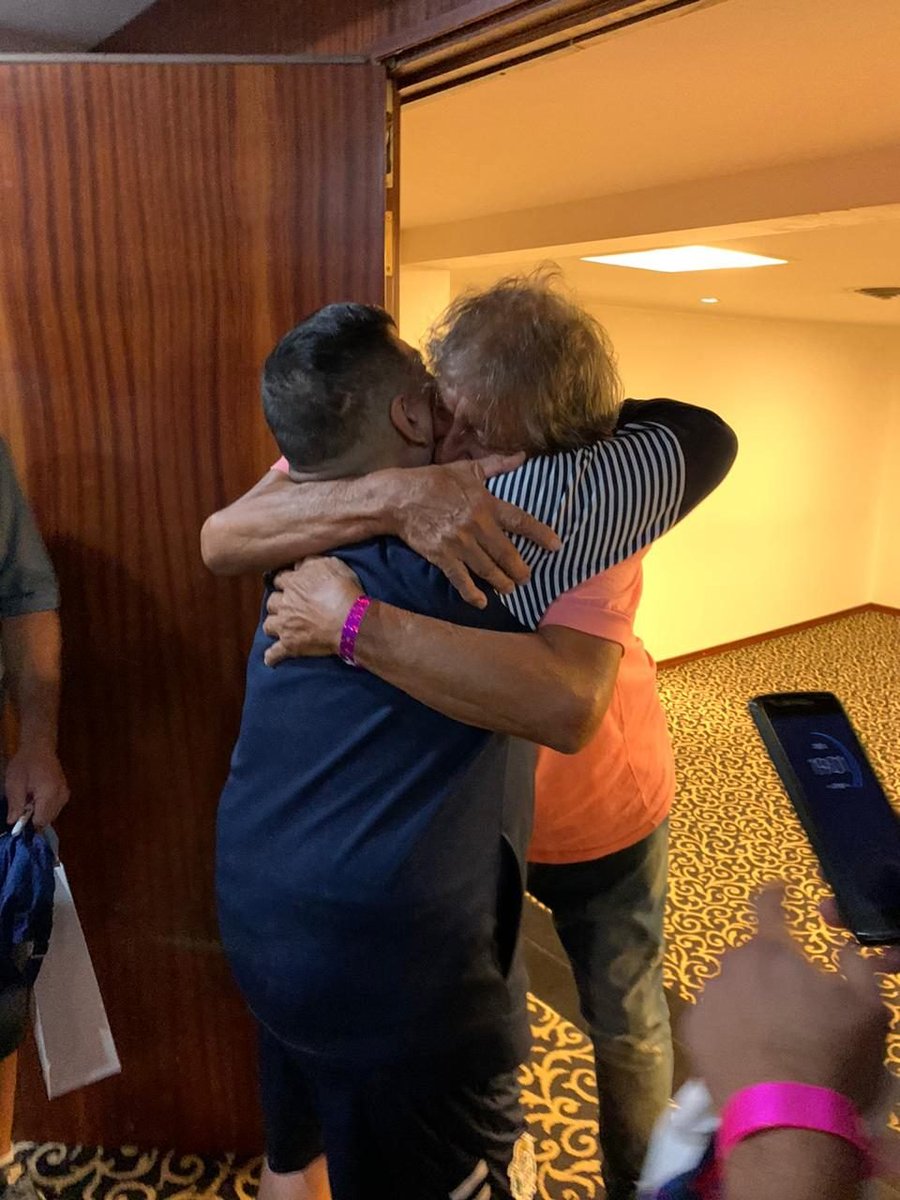 rparrottino's tweet photo. "Me empezó a hablar al oído y no paraba. Hasta me firmó una camiseta y me puso 'Trinche, fuiste mejor que yo'. Lo único que le pude contestar es 'Diego, ahora puedo partir tranquilo, vos fuiste lo más grande que vi en mi vida'". Trinche Carlovich, febrero de 2020. Y por siempre. https://t.co/uwAMI7gFhu