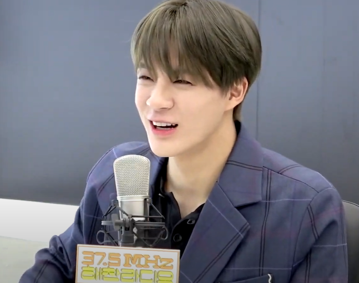 น้องเล่าว่าตอนเป็นเด็กฝึกต้องขออนุญาตเวลาไปไหน แล้วตอนนั้นแอบไปร้านสะดวกซื้อ ขากลับดันเจอสตาฟเลยรีบเขวี้ยงไอติมที่กินอยู่ทิ้งไปทั้งอย่างงั้น *ทำท่าประกอบ* แล้วแกล้งทำเป็นไม่รู้ไม่ชี้ไม่ได้ทำอะไร แต่พอหันไปมอง อ้าวแจมินหายไปแล้ว!!? เขาหนีไปแล้วคับ!!