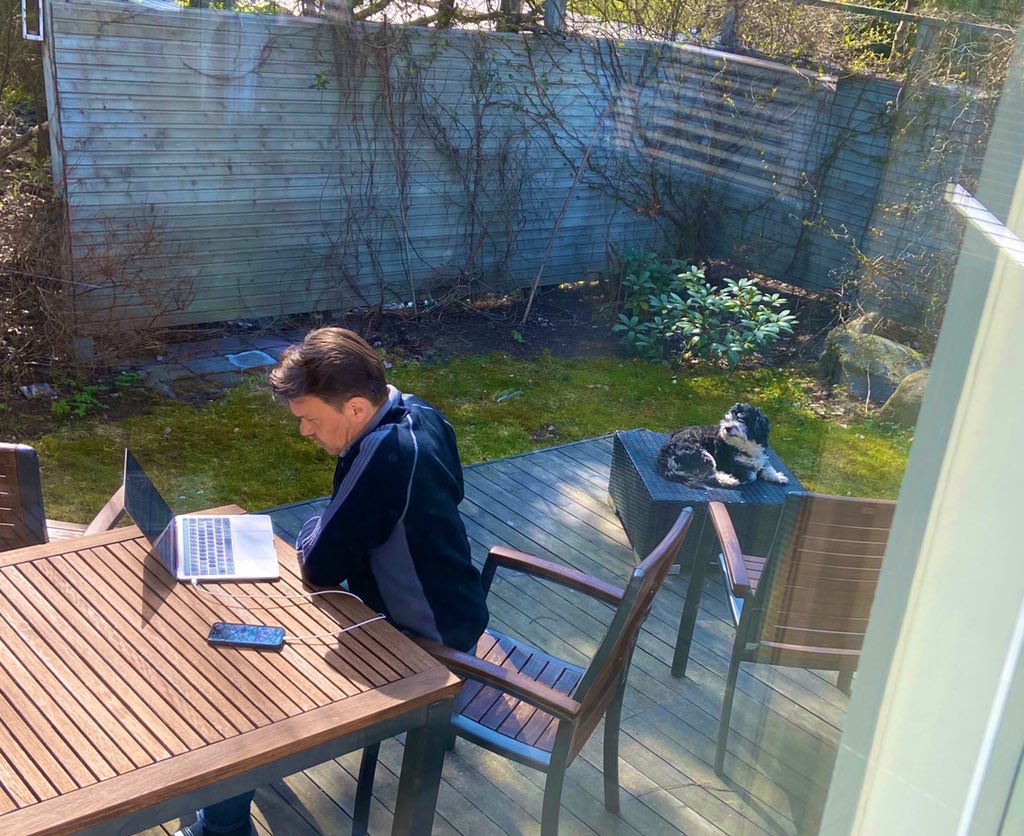 Koronakriisin alussa perheparlamentti hyväksyi puolivahingossa poikkeuslain, joka mahdollisti ylivalvoja Pablolle ihmisten etätyön laajan valvomisen. Pelkona on, että laajoja valtaoikeuksia käyttävä Pablo itse päättää, milloin se katsoo poikkeustilan päättyvän. #etätyö