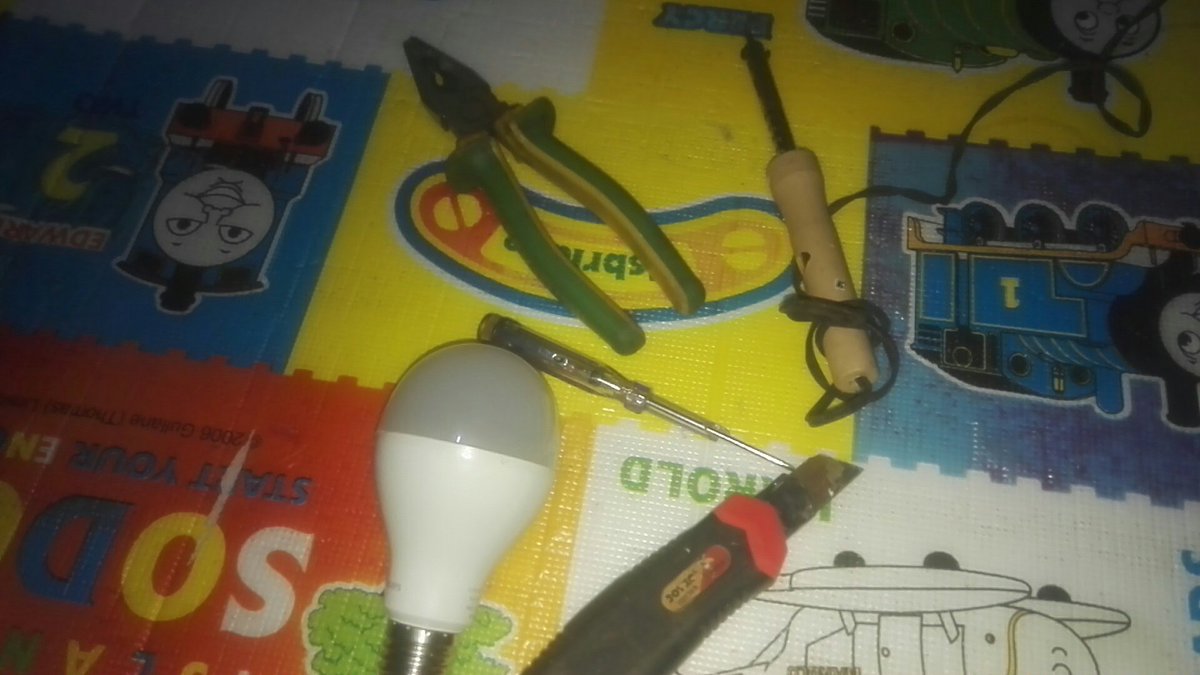 colbyaria's tweet photo. Dulu kalo lampu mati langsung beli yang baru. Sekarang saking gabutnya diperbaikin semua sampe hidup lagi. https://t.co/n5XNH57YhJ