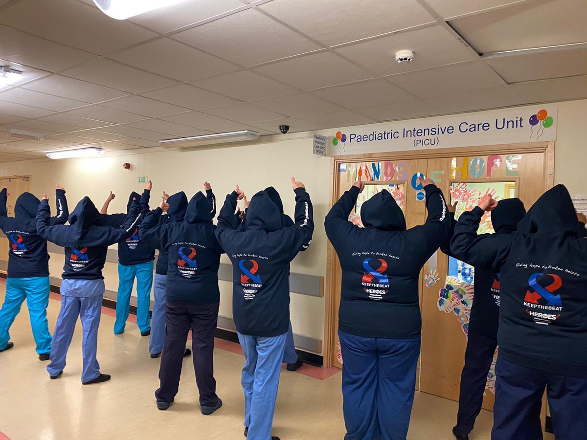 LaurenMaughan1's tweet image. #PICUteam wearing their new @keepthebeatuk hoodies! Thank you so much! #support #NHSheroes #teamwork #ThankYouNHS @PICUNigel @PICULeicester @bojee @wilsjo @EileenPeasgood @jez_tong @docpreneurr @docRobbo @HallNinahall1 @AbbyJane03 @clobobaggins @Rekhap123 @ClareSuart