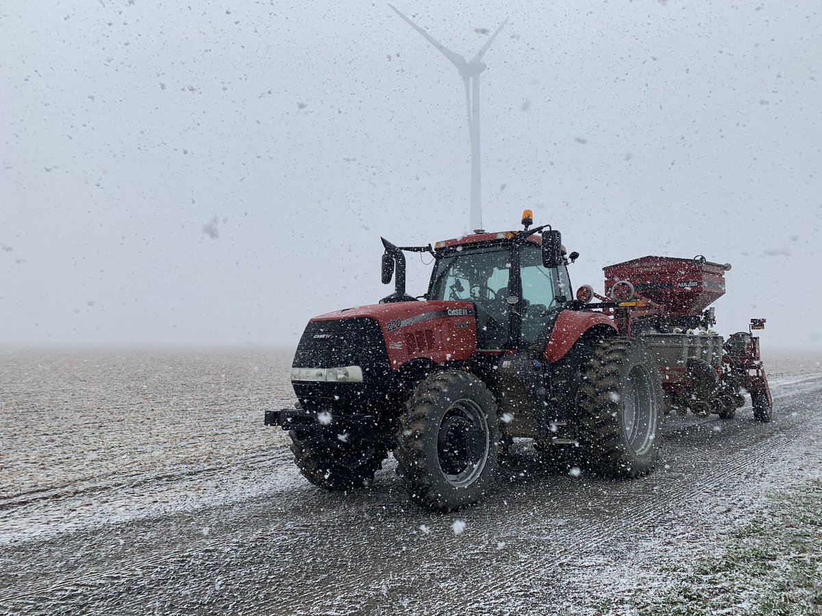 dominic_dubuc's tweet photo. Ouinnnn ont annule les semis pour ce matin Je me passerais bien de cette neige là https://t.co/FdyNbuPk2Z