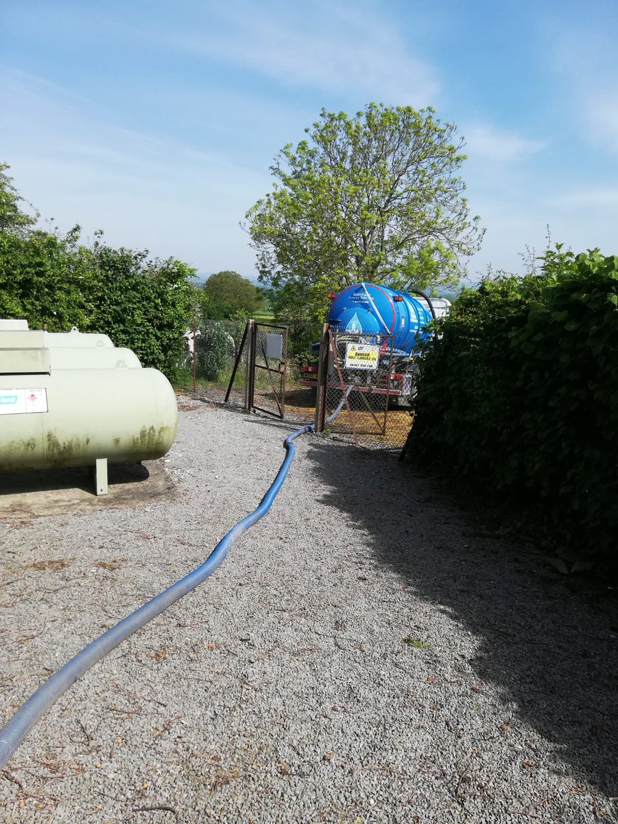 Burnhampth's tweet photo. Emergency call out to empty this tank this morning. Very grateful customers that were extremely pleased to see us. #bankholiday #emergencycallout #loocrew #septictank #teamwork #shapwick 🙌😊 https://t.co/UzXRudLGGm