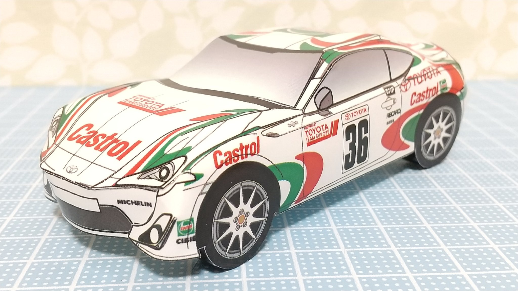 よし ペーパークラフト トヨタ 86 トヨタ自動車の海外サイトに掲載されているペーパークラフトです スープラの レーシングカーをモチーフとしたとてとカッコいいカラーリングです 複雑な造型も少ないパーツでしっかり再現てきました