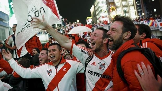RiverDLTribuna's tweet photo. HISTORIAS DE HINCHAS
Tras la iniciativa de la Filial de River Barcelona, en #RDLT te contamos las anécdotas de los Millonarios en el pasado. La primera se sitúa en la Doble Visera, año 2002.
👉 https://t.co/ey7sR1bJLm https://t.co/cR5iMGQbiA