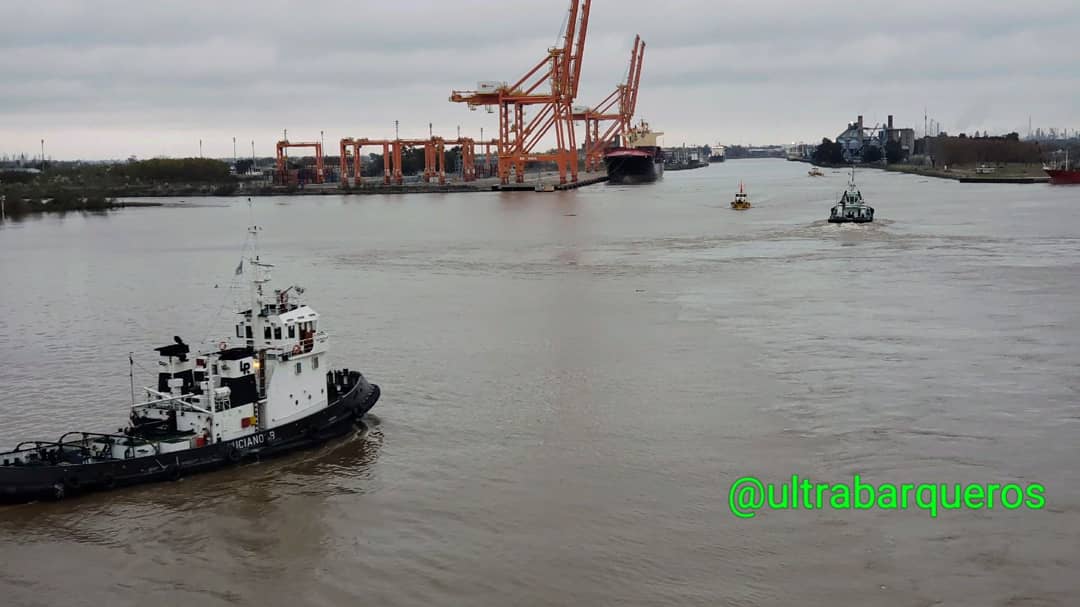 #TecPlata #LaPlataHarbour #ProvinciaDeBuenosAires #Argentina - 26.03.2020 - 13:56 Local Time.

#ultrabarqueros #ultrabarqueros2 #pilots #merchantnavy #seapilots #riverpilots #seapilotslife #Tug #HarbourTug #pilotboat #chemicaltanker #Vessel #shipstagram #oiltanker  #shipchannel