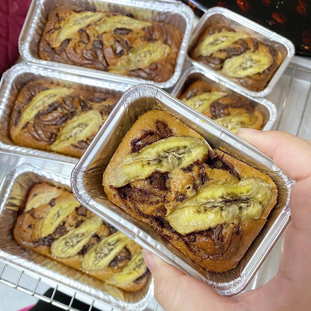 happybakedayy's tweet photo. แม่ค้ามาแล้วหลังจากไปอบเค้กกล้วยมา
ขอฉลอง #Ridin1stwin แจกเค้กกล้วยหอมนูเทลล่าของร้านเราเอง อร่อยนุ่มฟินแน่นอนค่ะเตง ใครอยากลองชิม รีทวิตเลยยยย สุ่มตอนห้าทุ่มเลยน้าค้าบ 💚💚💚💚💚💚💚 https://t.co/GtlHuzbMTw