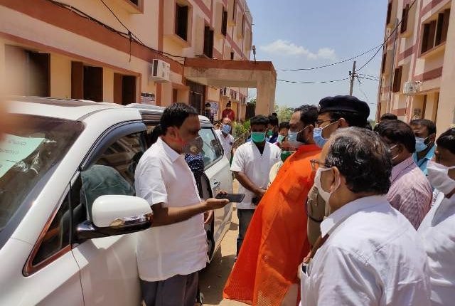 BJD4Nuapada's tweet photo. ସ୍ବାସ୍ଥ୍ୟ ମନ୍ତ୍ରୀ ଶ୍ରୀ ନବ କିଶୋର ଦାସ ନୂଆପଡ଼ା ଜିଲ୍ଲାରେ ସଲଦା ନିକଟସ୍ଥ ଅନ୍ବେଷା ହଷ୍ଟେଲରେ ଥିବା ୨ଶହ ଶଯ୍ୟା ବିଶିଷ୍ଟ କୋଭିଡ୍ ହସ୍ପିଟାଲ୍ ପରିଦର୍ଶନ କରିଥିଲେ । ଏହି ଅବସରେ ସେ କୋଭିଡ୍ ହସ୍ପିଟାଲର ଆନୁସାଙ୍ଗିକ ବ୍ୟବସ୍ଥାର ତଦାରଖ କରିବା ସହ ସ୍ବାବ୍ ସଂଗ୍ରହ ସଂପର୍କରେ ପଚାରି ବୁଝିଥିଲେ । https://t.co/LOxBbHjKWR