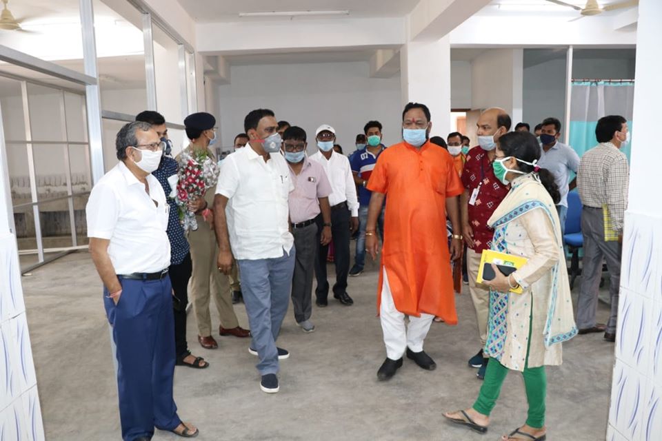 BJD4Nuapada's tweet photo. ସ୍ବାସ୍ଥ୍ୟ ମନ୍ତ୍ରୀ ଶ୍ରୀ ନବ କିଶୋର ଦାସ ନୂଆପଡ଼ା ଜିଲ୍ଲାରେ ସଲଦା ନିକଟସ୍ଥ ଅନ୍ବେଷା ହଷ୍ଟେଲରେ ଥିବା ୨ଶହ ଶଯ୍ୟା ବିଶିଷ୍ଟ କୋଭିଡ୍ ହସ୍ପିଟାଲ୍ ପରିଦର୍ଶନ କରିଥିଲେ । ଏହି ଅବସରେ ସେ କୋଭିଡ୍ ହସ୍ପିଟାଲର ଆନୁସାଙ୍ଗିକ ବ୍ୟବସ୍ଥାର ତଦାରଖ କରିବା ସହ ସ୍ବାବ୍ ସଂଗ୍ରହ ସଂପର୍କରେ ପଚାରି ବୁଝିଥିଲେ । https://t.co/LOxBbHjKWR