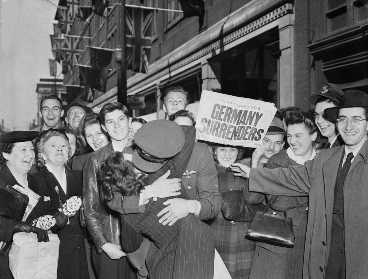 ForcesCanada's tweet photo. 8 mai 1945 - En ce 75e anniversaire du jour de la Victoire en Europe, on souligne la fin de la Seconde Guerre mondiale en Europe. Plus d'un million de Canadiens et de Terre-Neuviens ont servi pendant la guerre, dont plus de 45 000 ont rendu l'Ăąme. #LeCanadaSeSouvient #JourVE75 https://t.co/G0OI2extEi