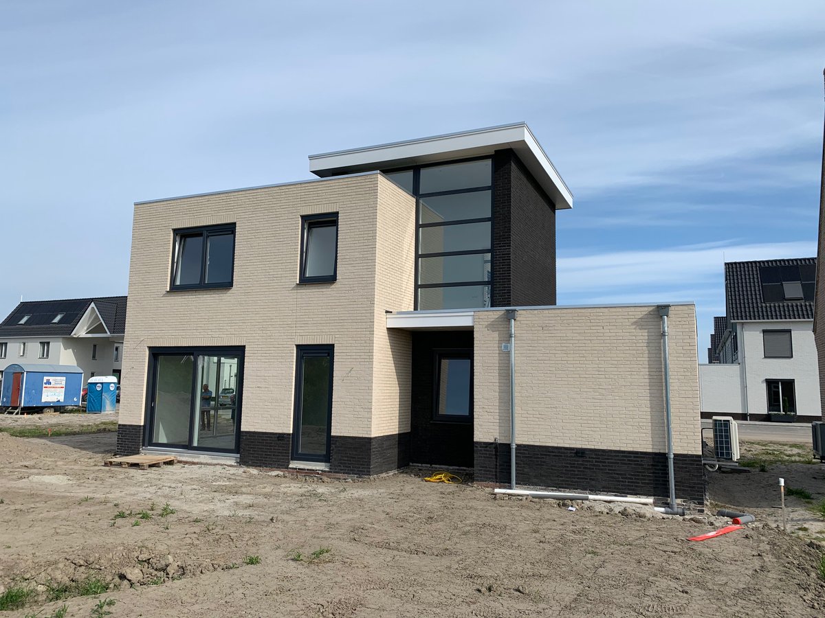 BouwRegeling's tweet photo. - OPLEVERING VRIJSTAANDE WONING -
Vanmorgen hebben wij een moderne kubus woning mogen opleveren in Dronten. We hebben samen een prachtig eindresultaat neergezet! De klanten zijn dan ook zeer tevreden. We wensen hen veel geluk in de nieuwe woning. #Brummelhuis https://t.co/aYiRmxYDSW