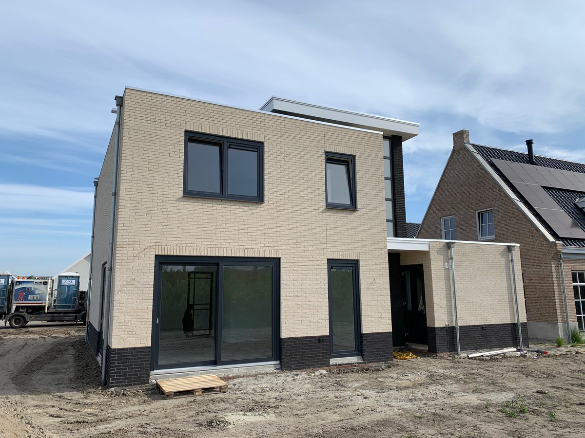 BouwRegeling's tweet photo. - OPLEVERING VRIJSTAANDE WONING -
Vanmorgen hebben wij een moderne kubus woning mogen opleveren in Dronten. We hebben samen een prachtig eindresultaat neergezet! De klanten zijn dan ook zeer tevreden. We wensen hen veel geluk in de nieuwe woning. #Brummelhuis https://t.co/aYiRmxYDSW