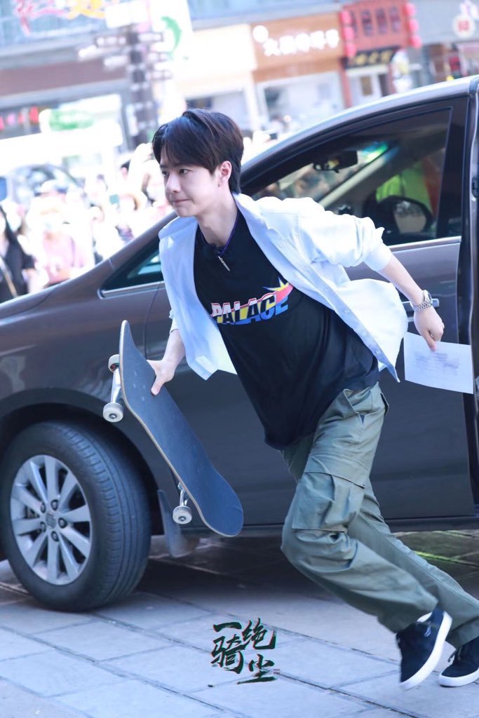 LJWI1's tweet photo. ตดลงพิจะวิ่งแข่ง หรือจะขี่รถแข่งกันแน่คร้าบบบ 🤪😂🤣😂🤣
#Wangyipo #หวังอี้ป๋อ https://t.co/3rYmy451gT