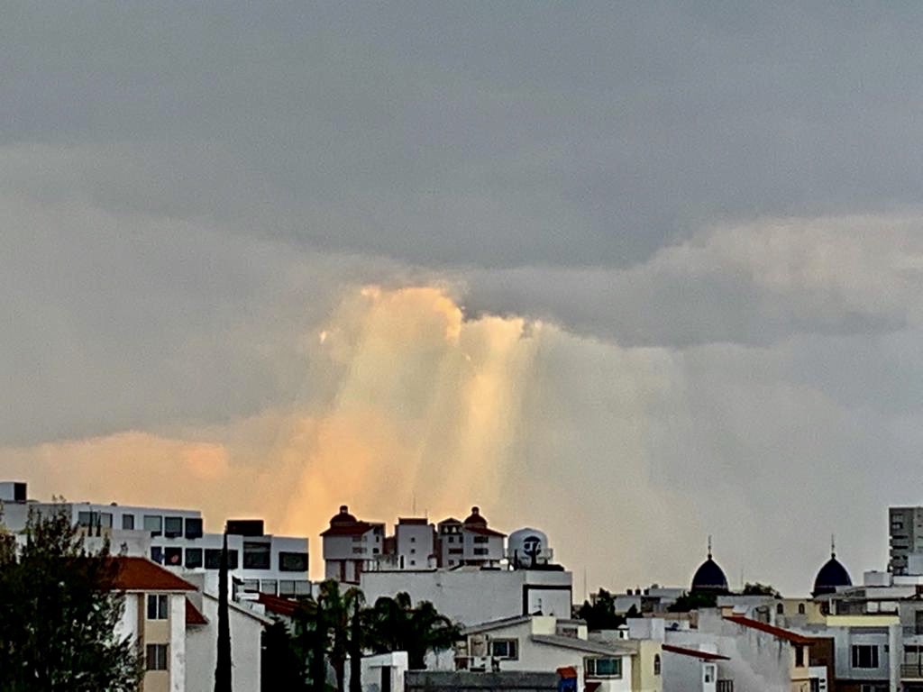 RubenBeltranG's tweet photo. #DiarioDeLaCuarentena: Así cerró el día ayer después de un fuerte aguacero. “Siempre que llovió, paró”. Así reza un pedazo de sabiduría popular del #SurDelSur. #BeamOfHope #MiVentana #Querétaro #TierraDeMisMayores https://t.co/DsBKCKx6QT