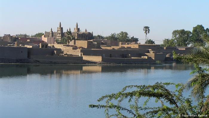 FlySkyMali's tweet photo. En attendant le démarrage de nos activités, découvrez nos destinations. #Mopti, surnommée "la Venise du Mali" est la capitale de la 5ème région administrative. Elle est située dans le delta intérieur du Niger à 650 km de Bamako. #SkyMali #DestinationMopti https://t.co/XncYJzL2Hk