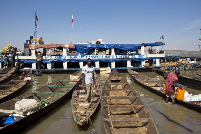 FlySkyMali's tweet photo. En attendant le démarrage de nos activités, découvrez nos destinations. #Mopti, surnommée "la Venise du Mali" est la capitale de la 5ème région administrative. Elle est située dans le delta intérieur du Niger à 650 km de Bamako. #SkyMali #DestinationMopti https://t.co/XncYJzL2Hk