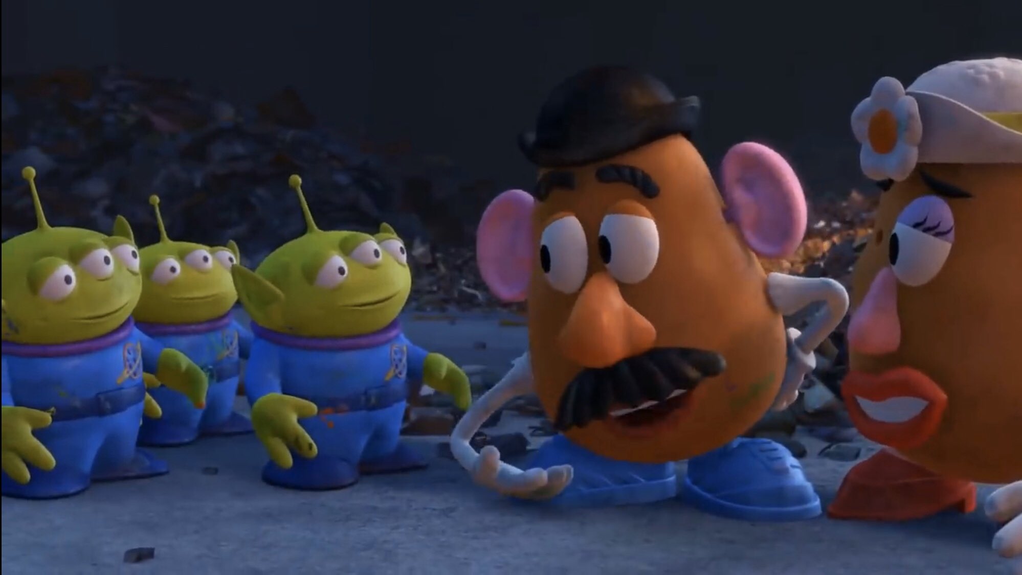 るうま シンデレラ隊長 ポテトヘッドに 命の恩人感謝永遠に と言われて 顔見合わせるエイリアン達が可愛い 2作目で助けられてから 6年経った今でもポテトヘッドに命を救ってもらったことを感謝してるところも トイストーリー3 T Co るうま シンデレラ隊長 ポテトヘッドに 命の恩人感謝永遠に と言われて 顔見合わせるエイリアン達が可愛い 2作目で助けられてから 6年経った今でもポテトヘッドに命を救ってもらったことを感謝してるところも トイストーリー3 T Co