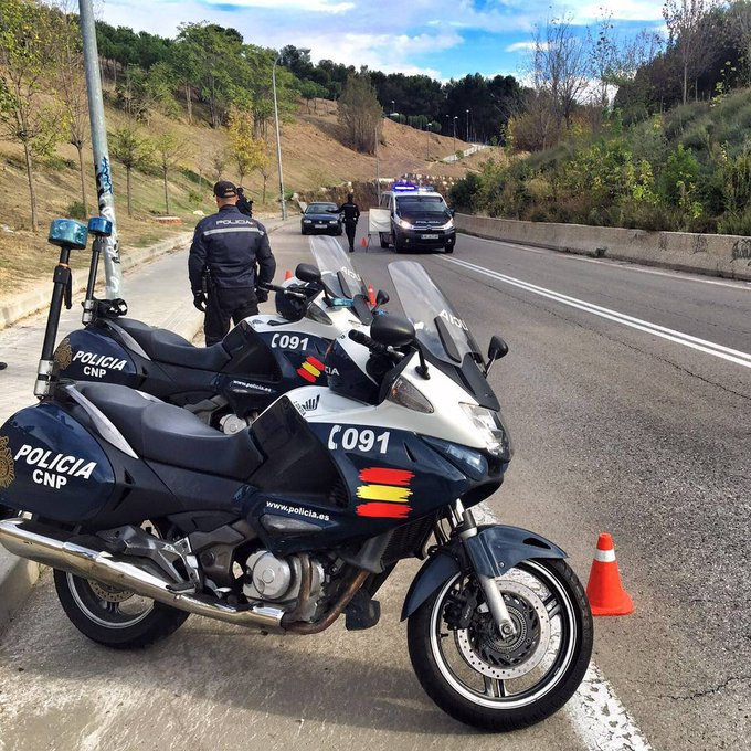 policia's tweet photo. Si hoy te encuentras con nosotros ➡ ten a mano tus documentos de identificación y ayúdanos a comprobar que tu desplazamiento está justificado.

Trabajamos por tu #seguridad y tu salud.

#EsteVirusLoParamosUnidos https://t.co/MpJlfYKXtR