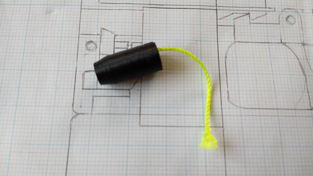 火電製品 普段なら横弾も気にせず初速と質量で押し通すんですが ちょっとした思いつきでスリングショット用の弾に展開型姿勢安定紐を付けてみました