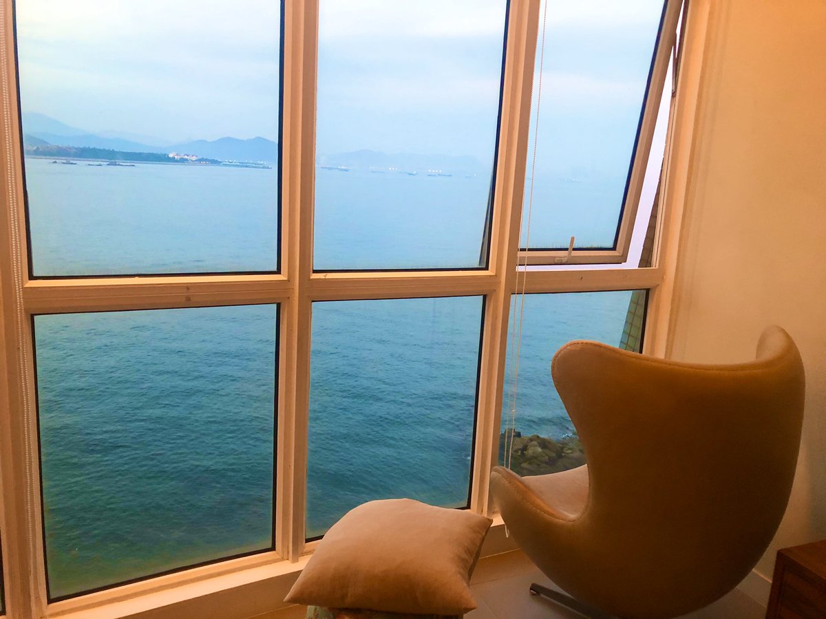 Jyotirmayee_M's tweet photo. Last Saturday I spent an hour sitting in that corner , enjoying the ocean view and sipping my coffee at a friends house ... what a beautiful solitude moment... 😊
#favouriteCorner #BeautifulMoments https://t.co/IEDGo2uIEx