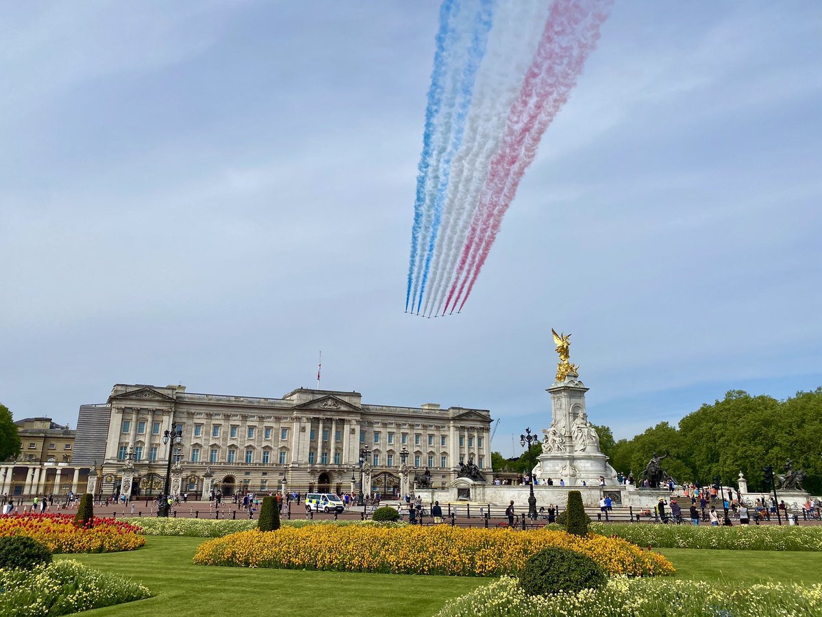robjdphotos's tweet photo. The red arrows over Buckingham Palace #VEDay2020 #VEDay75 @theroyalparks https://t.co/ppZdTY8rgA