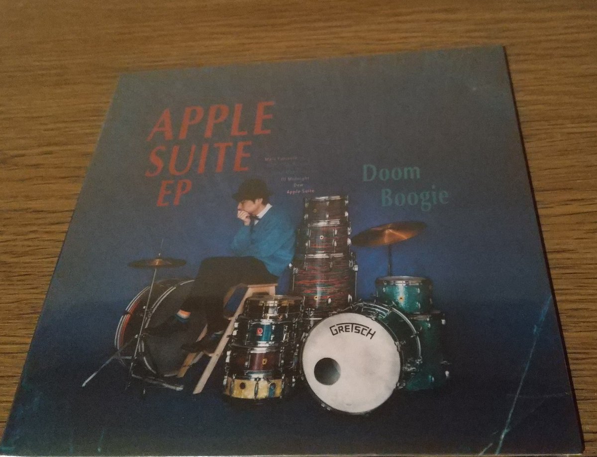 futamylove's tweet photo. 脇山さんのエルドラド商店から
音源「APPLE SUITE」が到着♪
ジャケットもステッカーもオシャレ✨
可愛らしいお手紙も入ってました。
夕食の準備が終わったらじっくり聴きます~💖
#脇山広介
#DoomBoogie
#APPLESUHTE
#ジェーチャリネームはBill https://t.co/FRhDf9wNRG