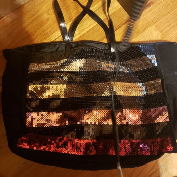 DarDonoho's tweet photo. So good I had to share! Check out all the items I'm loving on @Poshmarkapp from @CrazyPisces79 #poshmark #fashion #style #shopmycloset #victoriassecret #disney: https://t.co/8B4OgYgm0H https://t.co/IgfQUK7n4P