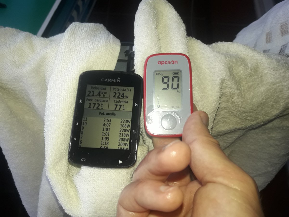 otorry's tweet photo. Prueba de mascarilla quirúrgica y ffp2 en ciclismo en rodillo (indoor).
Tras un calentamiento, he realizado tres series de 8 minutos al 80-85% de mi Ftp, midiendo antes, durante y después de cada serie mi saturación de oxígeno, pulso cardíaco y sensaciones. https://t.co/aMyD48Gc38