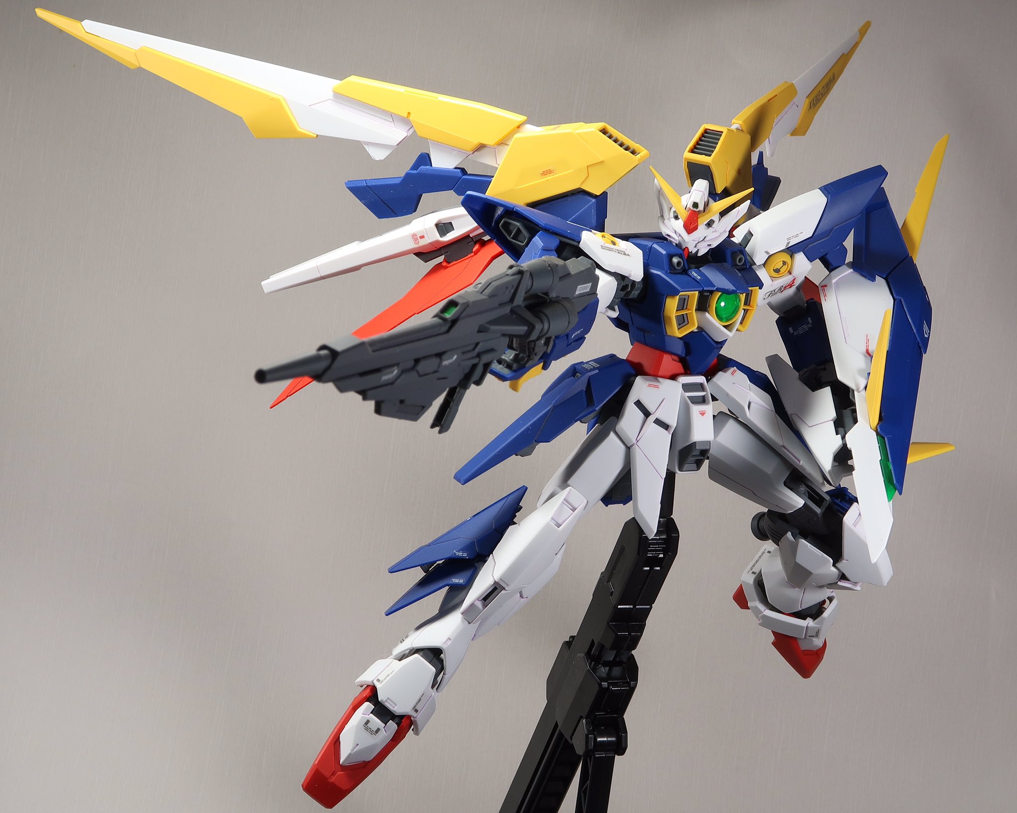 Re Jin Mgガンダムフェニーチェリナーシタアルバ 一昨日組んでスミ入れシール貼りしたものに艶消し吹きました Mgの完成品なんて何年ぶりだろうか ガンプラ T Co Qrqqltcdn4 Twitter