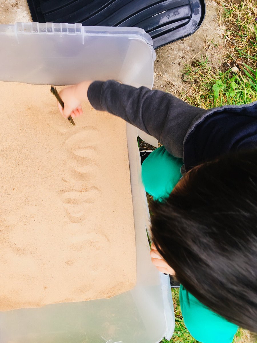 gerliepeel's tweet photo. @mrsseatonaps and @APSMissButler  Good day Ms. Butler and Mrs. Seaton, James made a mail hug outline for his cousins who live just 10 doors from our house. Did writing on the sand  and dance while painting the fence. Hope you have a fab day and Happy weekend everyone.❤️ https://t.co/hemHnNaDTp