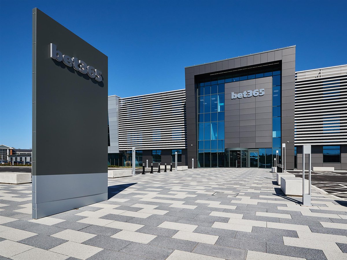 Tobermore's tweet photo. This week's #FeatureProjectFriday showcases the contemporary HQ of @bet365 in Staffordshire!

Tobermore's vibrant Fusion block paving provided the perfect contemporary hard landscaping solution sought by architects @WOODGOLDSTRAW

Full case study ➡️ https://t.co/uWxEHdr3F4 https://t.co/ncx1b81aO9