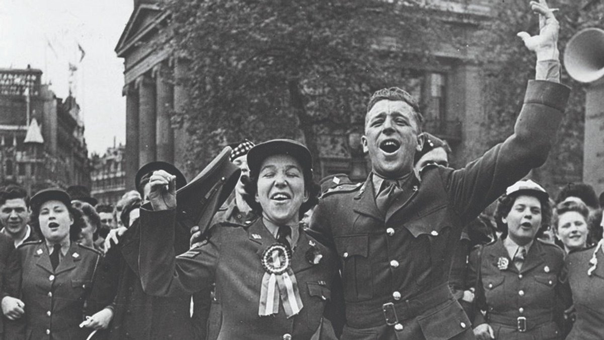 CanadienRU's tweet photo. #EnCeJour en 1945, des foules se sont rassemblées aux portes de la #MaisonDuCanada pour célébrer la fin de la Seconde Guerre 🌍. Suivez notre fil aujourd'hui pour plus d'informations & d'histoires sur le #JourVE75. #LeCanadaSeSouvient #PaysBas75 https://t.co/N9w8YkJpjk