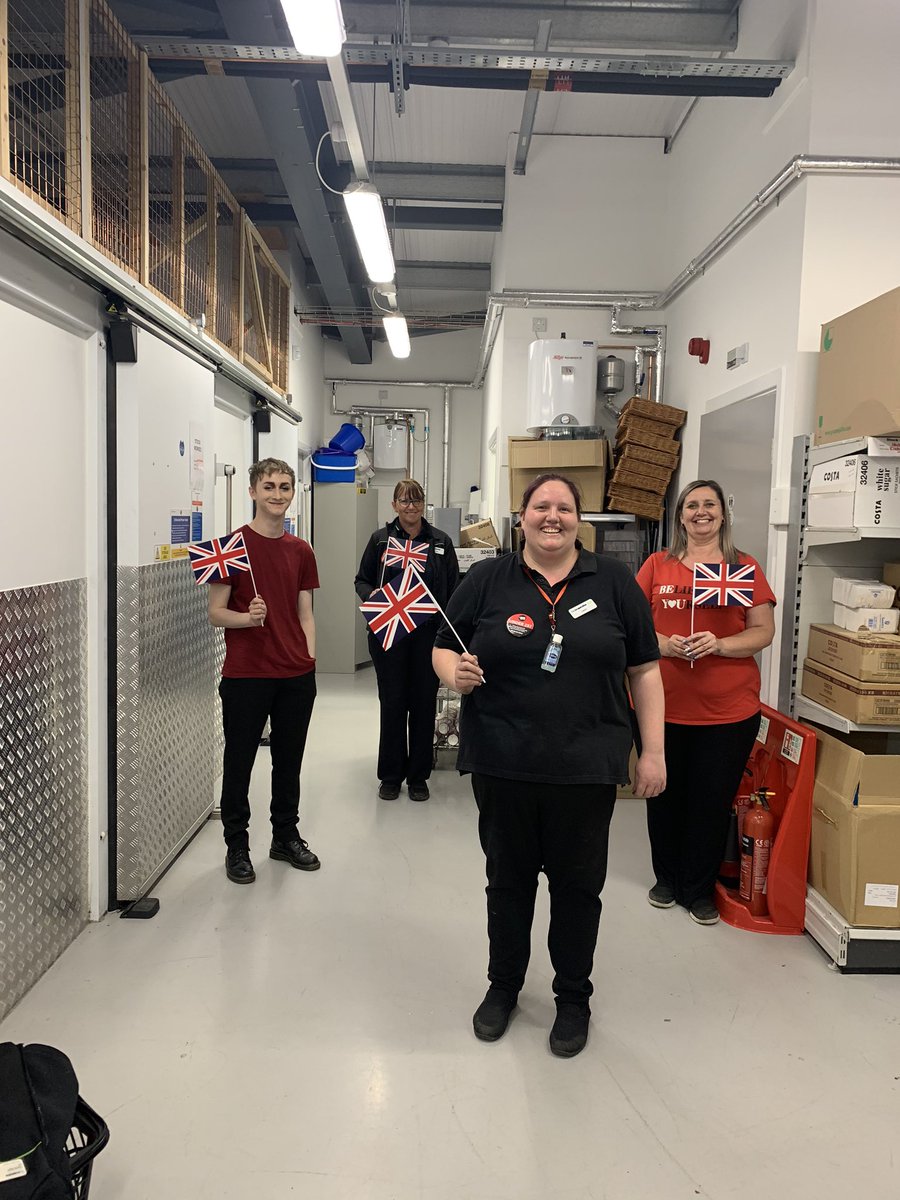 eejsmith76's tweet photo. Social distancing VE Day celebrations at Renishaw @mycoopfood @GlidewellGavin @ClaireKoziol @Dan1979Gee @PaulalanDennis #west8 https://t.co/LvXYhIb22L