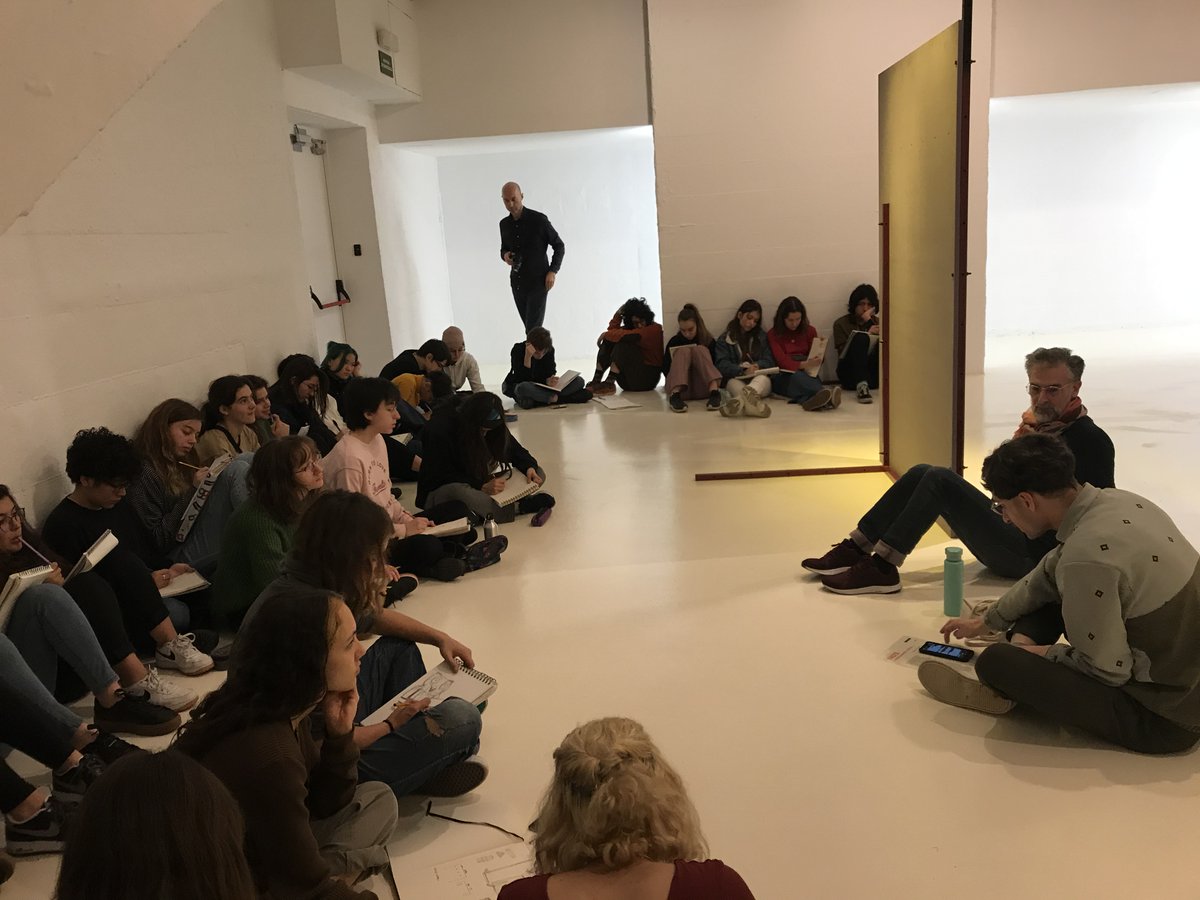 efiguer4's tweet photo. Inspirades per l'exposició de #beatrizolabarrieta @fundaciomiro projecte #gravitacions amb #serafinalvarez, l'alumnat de Volum de 1r Batx Arts proposa intervencions artístiques a l'institut. Tot el procés i creacions al web:
https://t.co/AjR76zQW8D https://t.co/RqEA848krm