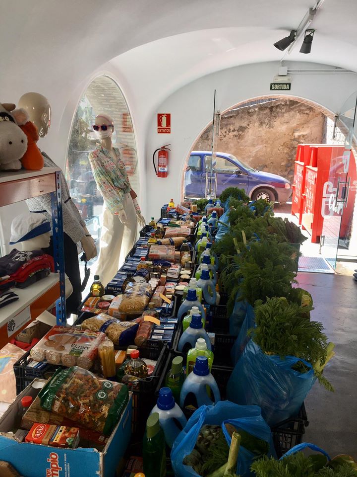opcions's tweet photo. Seguim repartint els vostres donatius transformats en aliments bons i sans per qui més ho necessita!

Ahir Ecomaresme, amb l'ajuda de #TotesATaula, va repartir:
🥬 45kg de cebes
🥦 45 manats de bledes
🥕 45 manats de pastanagues
🥗 45 enciams https://t.co/SD1zTBBVR6