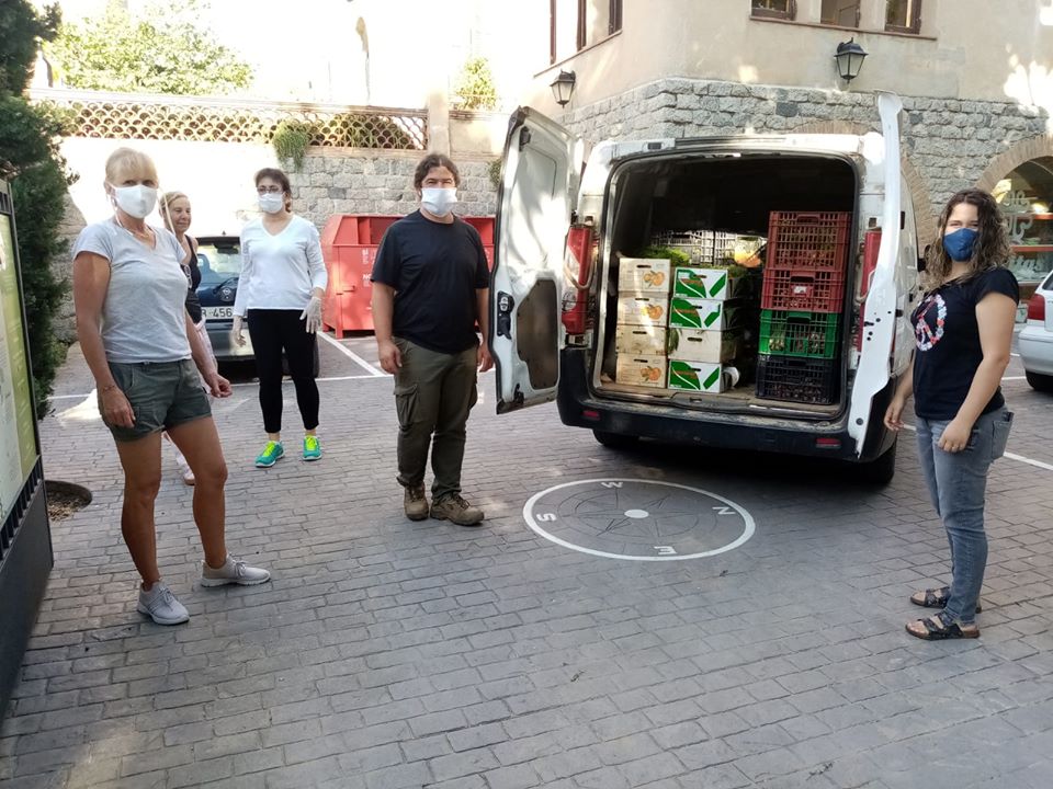 opcions's tweet photo. Seguim repartint els vostres donatius transformats en aliments bons i sans per qui més ho necessita!

Ahir Ecomaresme, amb l'ajuda de #TotesATaula, va repartir:
🥬 45kg de cebes
🥦 45 manats de bledes
🥕 45 manats de pastanagues
🥗 45 enciams https://t.co/SD1zTBBVR6