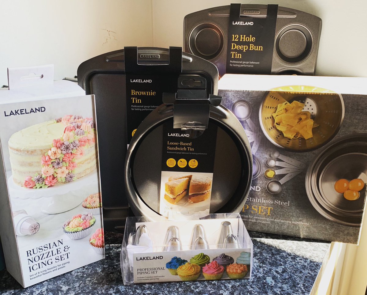 Twobakingbees's tweet photo. ⭐️Thank You⭐️ 

 A huge thank you to @lakelanduk for their kindly gifted packages for the baking bees🐝
We cannot wait to get baking today with these goodies🙏🏻 

Today’s bakes

chocolate chips cookies
Rhubarb and custard Cake plus an exciting collaboration🤐😜

#Thankyoulakeland https://t.co/YJkKJ8RAw5