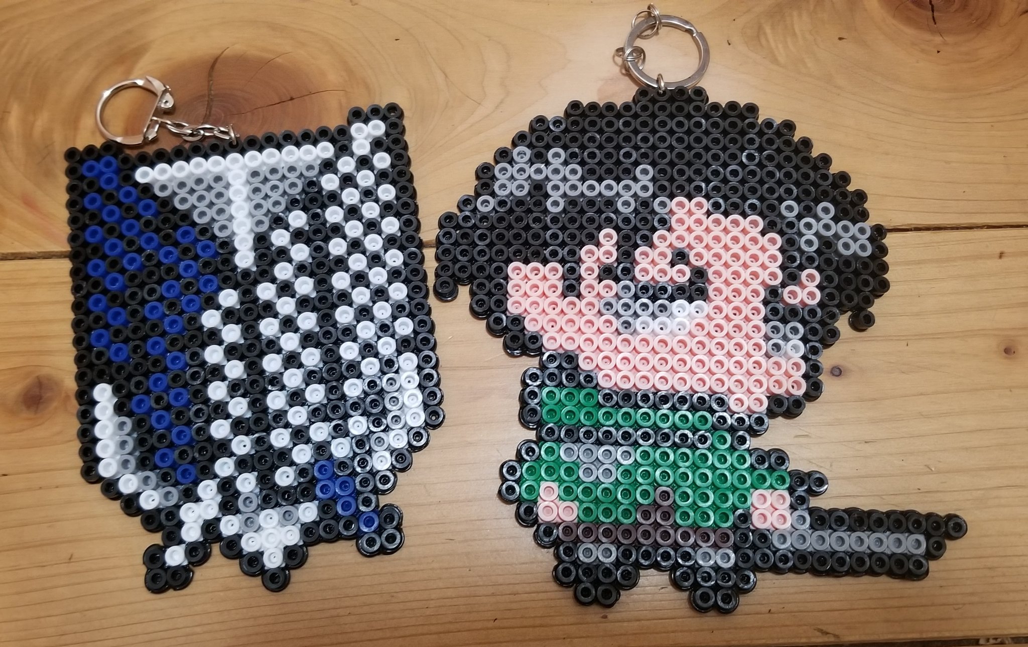 おちゃの民 ブレオダ ただいまです 甥っ子がアイロンビーズで自由の翼とへいちょを作ってくれました 可愛すぎる リヴァイ 兵長 進撃の巨人好きな人と繋がりたい T Co Nlvuilzbia Twitter