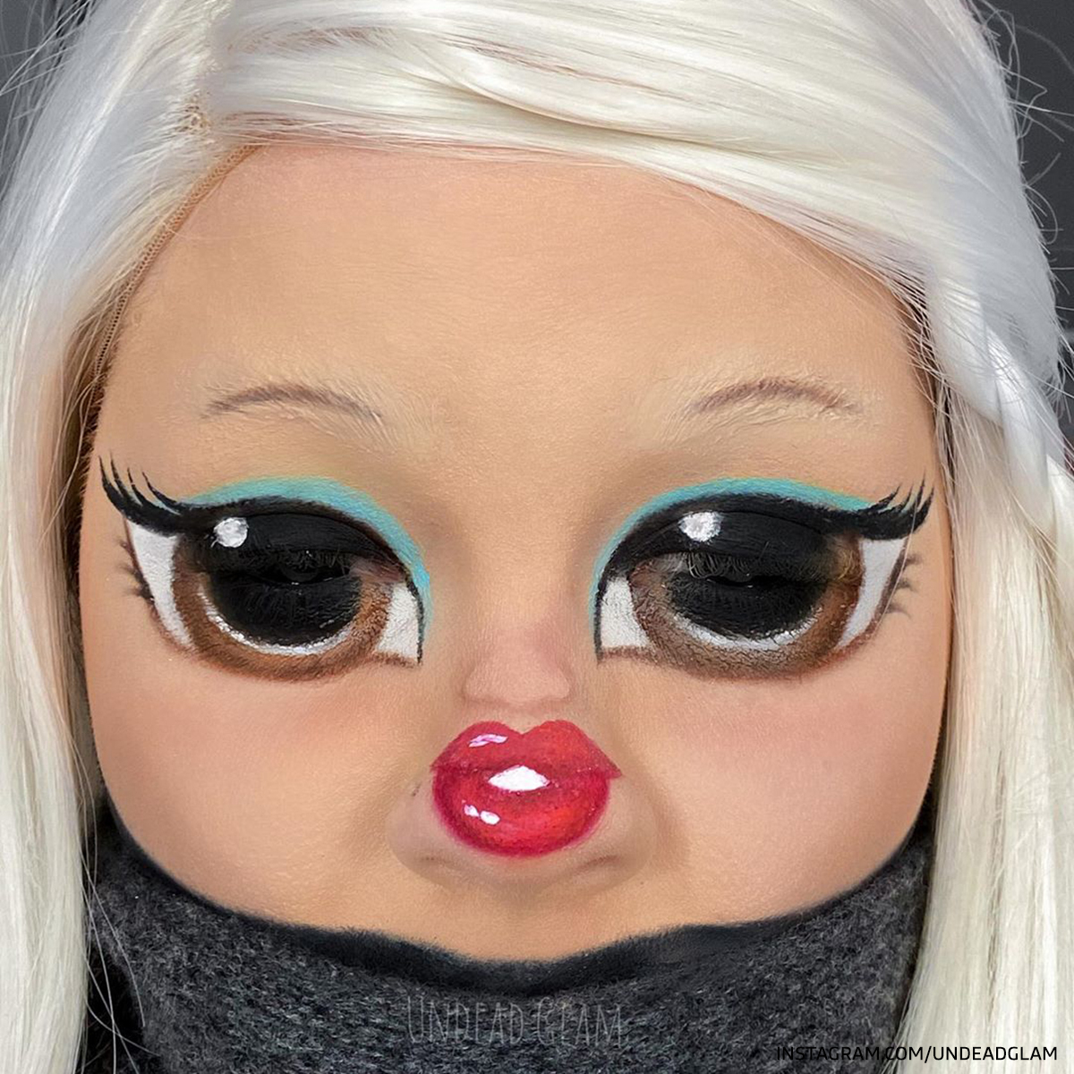 vesti_news's tweet photo. В Сети набирает популярность новый #tinyfacemakeupchallenge: девушки при помощи косметики скрывают нижнюю часть лица, а на носу рисуют губы и новый – уменьшенный – нос. Таким образом, они становятся похожими на кукол или персонажей мультфильмов.
Как вам идея? https://t.co/eUAtkLAvYl