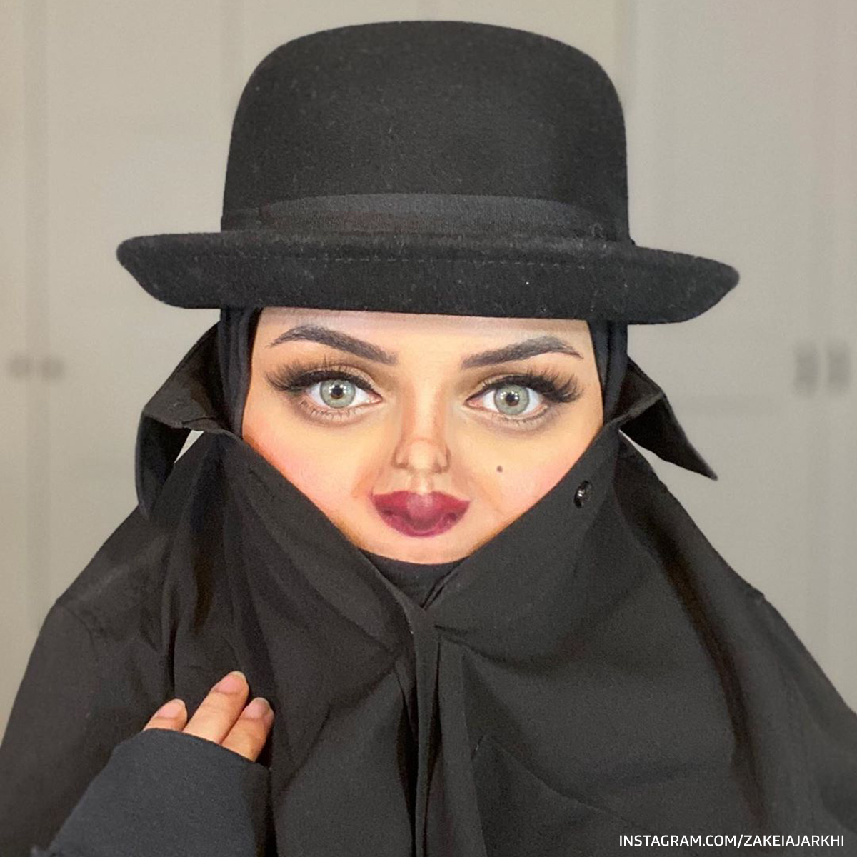 vesti_news's tweet photo. В Сети набирает популярность новый #tinyfacemakeupchallenge: девушки при помощи косметики скрывают нижнюю часть лица, а на носу рисуют губы и новый – уменьшенный – нос. Таким образом, они становятся похожими на кукол или персонажей мультфильмов.
Как вам идея? https://t.co/eUAtkLAvYl