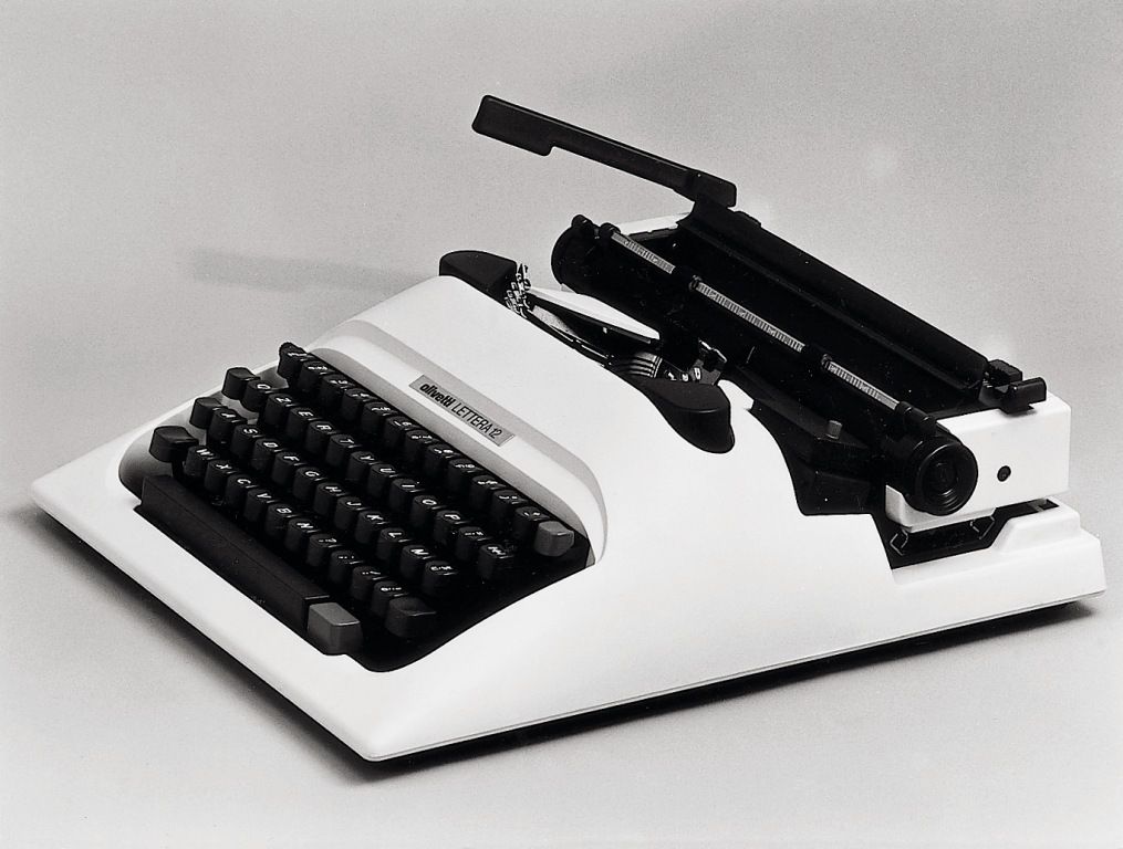 LuigiEmanueleDi's tweet photo. @chiarab70 @ArchOlivetti @chiaralessi @OlivettiOnline @gdt62 @Fond_A_Olivetti @Museimpresa @CSACParma @frizzifrizzi @DesignMuseum @MuseoTMIvrea @design_museum Assieme alla #Lettera10 è uno dei modelli più eleganti a mio parere 😉 Subisco il fascino delle linee tonde di #MarioBellini ✏️💡
Molti dei prodotti #Olivetti si prestano davvero, come diceva #Sottsass, a divenire col tempo piacevoli monumenti domestici 😉
#StoriaDiInnovazione https://t.co/0hyWivwvB1