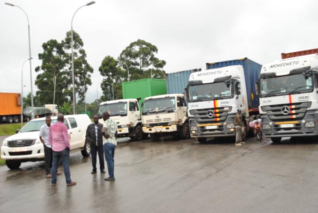 MinofHealthUG's tweet photo. Spraying of all trucks entering Uganda from Rwanda via Cyanika border is on going. This is part of the measures carried out to control the importation of COVID-19 into #Uganda 

#StayHome #STAYSAFEUG https://t.co/sEeok2z89V