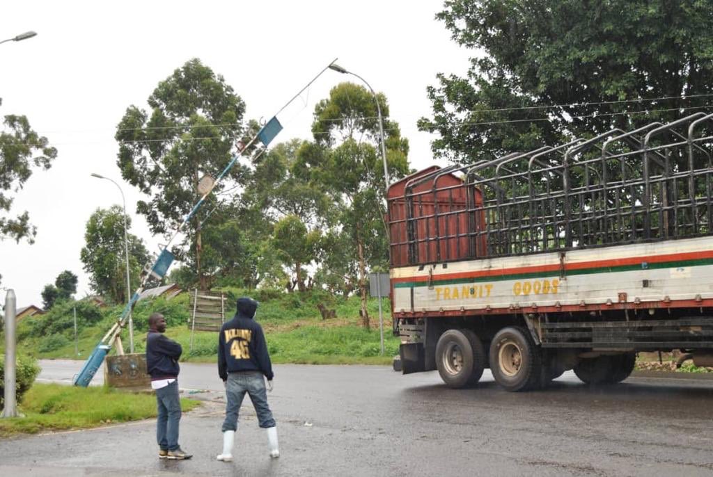MinofHealthUG's tweet photo. Spraying of all trucks entering Uganda from Rwanda via Cyanika border is on going. This is part of the measures carried out to control the importation of COVID-19 into #Uganda 

#StayHome #STAYSAFEUG https://t.co/sEeok2z89V