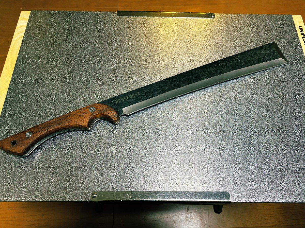 しぶちょす ナタアックス届いた ちょうかっこいい 外で写真撮りたい 銃刀法違反 新しい焚き火台もナタもいつになったらキャンプで使えるのやら